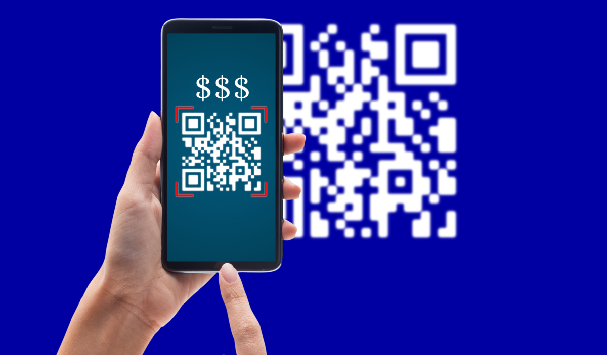 Na imagem, em um fundo azul com um QR Code branco desfocado, uma pessoa segura um smartphone que exibe três cifrões e o QR Code na tela. Com a outra mão, essa mesma pessoa simula o toque na tela.